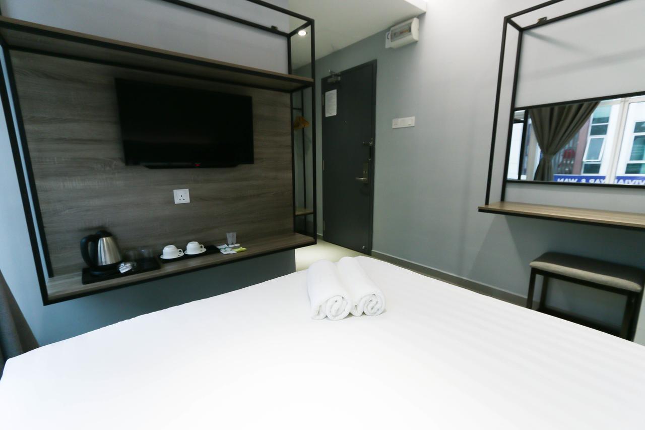 Standard Queen Room with Window